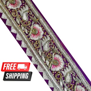 Può includere: Bordino in tessuto viola con ricamo argento e oro con motivi floreali e paisley. Il bordino ha un bordo smerlato.