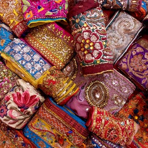 Lotto all'ingrosso di rifiniture per sari vintage indiani - Ritagli di sari ricamati e perline, tessuto riciclato per cucito, artigianato, decorazioni boho e costumi