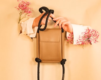 Vegan Leather Smartphone Crossbody Bag: Eco-Friendly Summer Accessory