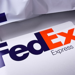 FedEx Express-Versand. Bitte geben Sie Ihre Telefonnummer bei der Bestellung an.