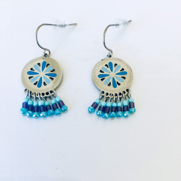 Boucles d'oreilles argentées et émail et perles