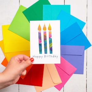Carte d'anniversaire élégante et colorée avec message en prime | Carte d'anniversaire moderne idéale pour les amis | 3 bougies lumineuses au design abstrait