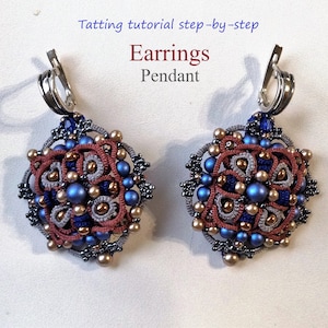 Puede incluir: Un par de pendientes con un colgante de cuentas azules, marrones y doradas. Los pendientes están hechos con una técnica de tatting y tienen un gancho plateado.