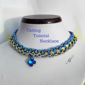 Könnte beinhalten: Eine blaue, gelbe und silberne Häkelkette mit einem blauen Kristallanhänger. Die Kette befindet sich auf einer weißen Mannequin-Büste. Der Text "Tatting Tutorial Necklace" ist auf der Büste geschrieben.