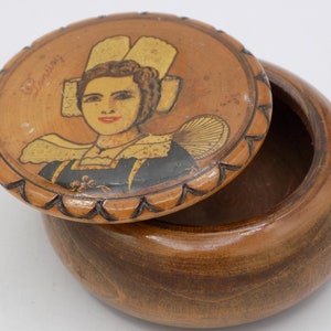 Round box, painted wood, decorated with a Breton, jewelry box, vintage box, vintage object, vintage gift, woman gift, girl gift