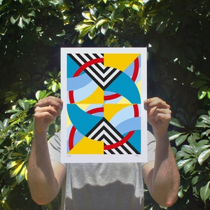 Könnte beinhalten: Ein geometrischer abstrakter Kunstdruck mit einem Farbschema in Gelb, Blau, Rot, Schwarz und Weiß. Der Druck zeigt sich überlappende Kreise und geschwungene Linien.
