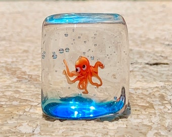 Tiny octopus in a cube of glass, Murano glass miniature made in Venice. See my figurines, micro sculptures of animals and fantasy characters