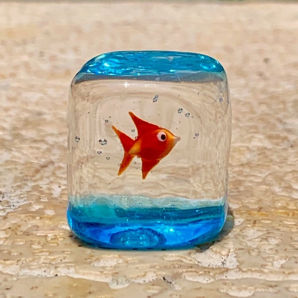 Minuscule poisson rouge ou poisson rouge dans un cube de verre, véritable miniature en verre de Murano fabriquée à Venise. Voir mes figurines et petites sculptures