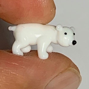 Mikro Glas Bär Figur. Eine Glasminiatur aus Muranoglas in Venedig. Sehen Sie auch meine kleinen Tierskulpturen und Lampworkskulpturen an