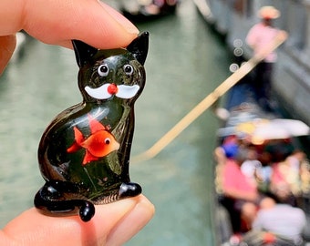 Cristal de Murano Gato negro con un pez dorado, pez rojo, en su vientre, figura hecha en Venecia. Ver mis miniaturas y esculturas de animales