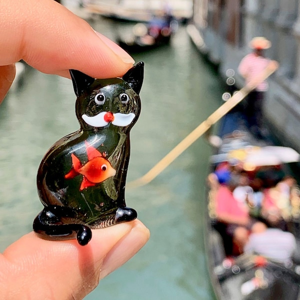 Verre de Murano Chat noir avec un poisson rouge, poisson rouge, dans son ventre, figurine fabriquée à Venise. Voir mes miniatures et sculptures d’animaux