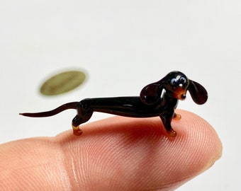 Mini Dachshund figure, Murano glass miniature made in Venice. See my dogs and animal figurines, micro statuettes and tiny sculptures.