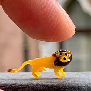 Mały szklany lew, mikrofigurka, miniatura wykonana w Wenecji ze szkła Murano. Zobacz moje figurki zwierząt i postaci fantasy w moim sklepie