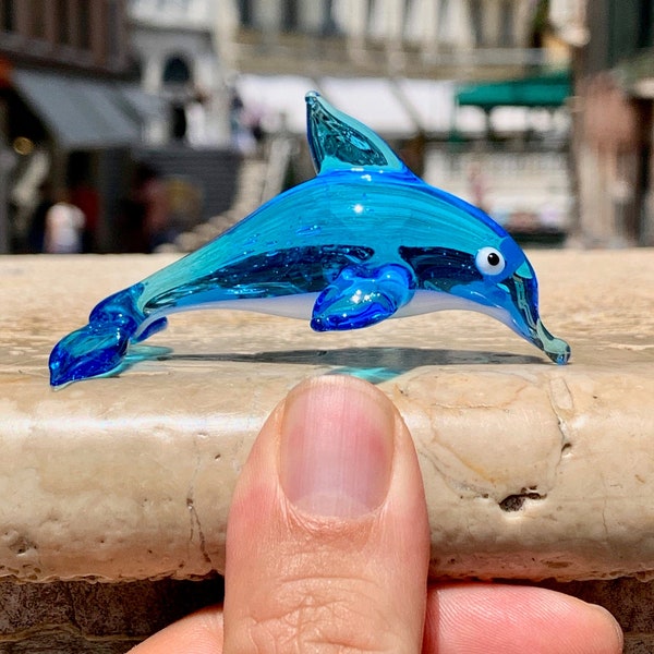 Sculpture de dauphin en verre de Murano faite à la main à Venise. Lampe bleue transparente. Voir mes figurines d’animaux, miniatures, statuettes