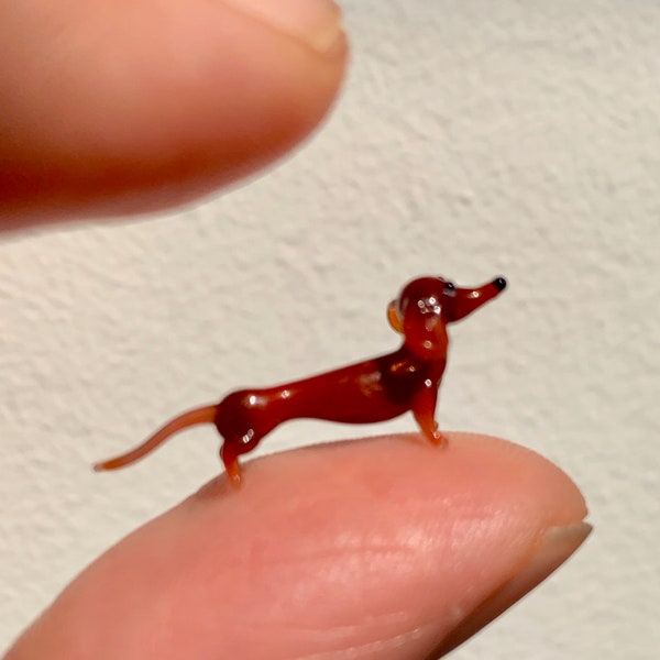 Basset en verre. Un petit présent mignon, un cadeau micro animaux, chien, chiot, miniatures et sculptures. Figurine de Murano, Venise