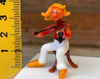 Violinist, Murano glass violin player miniature made in Venice. See all the Orchestra players and musicians figurines and micro statuettes.