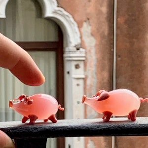 Murano glass fat pig figurine, piglet made in Venice by Umberto Ragazzi. See my animal miniatures and lampworks