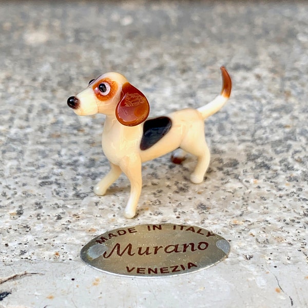 Beagle chien miniature en verre de Murano fait à Venise, personnalisable pour coloir or langue pendante.