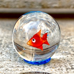 Murano glass goldfish, red fish in a bag of water miniature. Figurine made in Venice. See my statuettes lampwork glass sculptures of animals