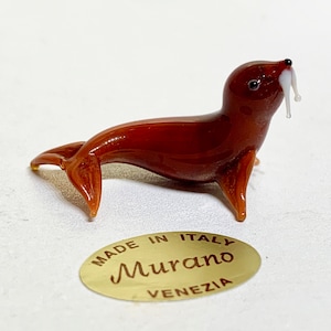 Small walrus figurine, Murano glass lampwork made in Venice by Umberto Ragazzi. See my glass figurines of animals and fantasy characters.