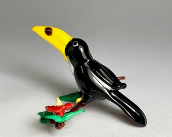 Toucan miniature, Murano glass figurine lampworked in Venice by Umberto Ragazzi