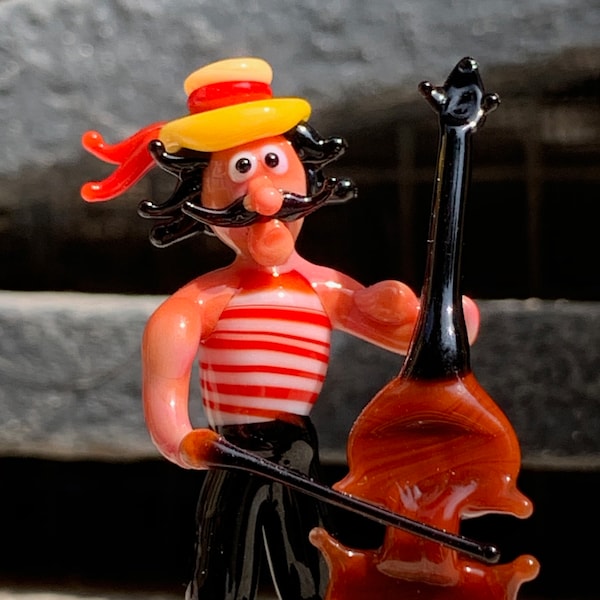 Bassiste gondolier, musicien de Venise souvenir. Authentique figurine en verre de Murano fabriquée à Venise