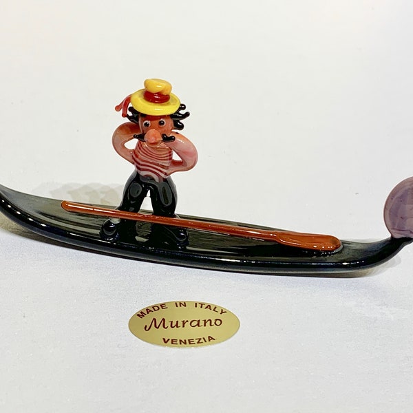 Gondolier sur sa gondole, souvenir de Venise. Authentique figurine en verre de Murano fabriquée à Venise