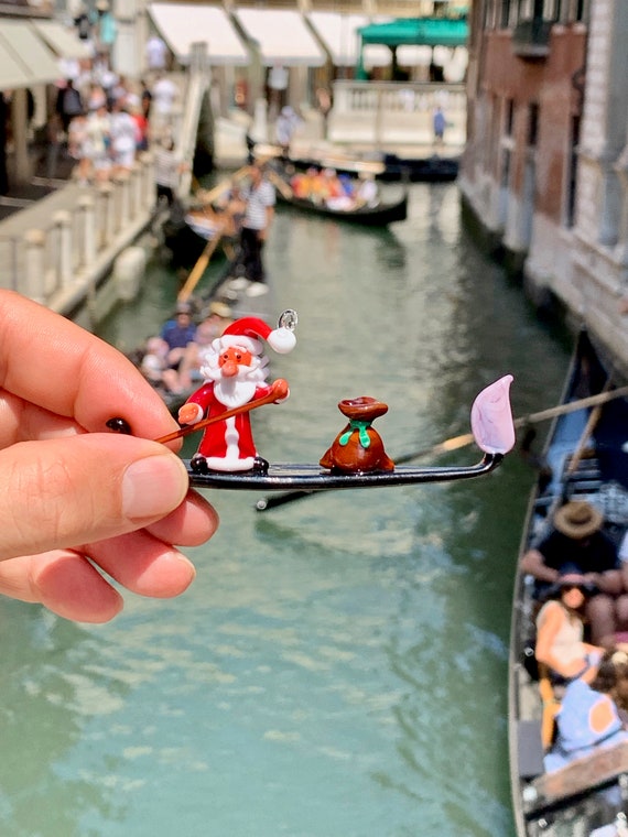 Babbo Natale in Gondola. Statuetta in Vetro Di Murano Di Babbo