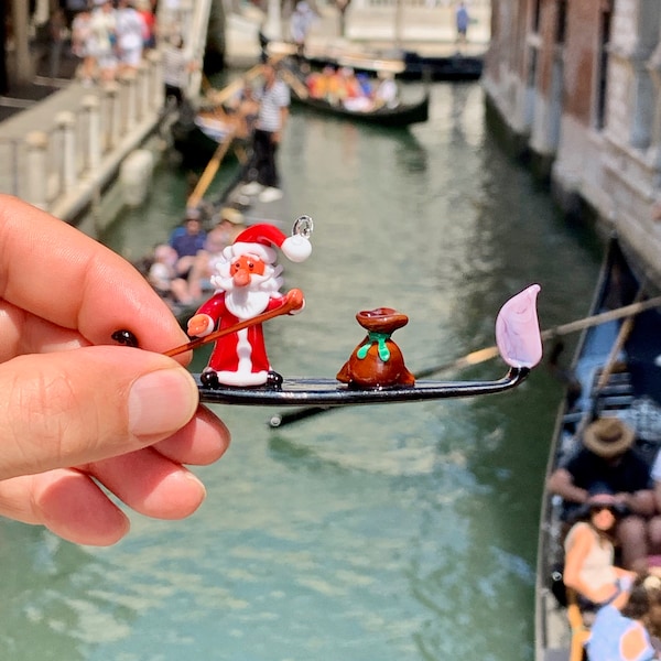 Babbo Natale in gondola. Statuetta in vetro di Murano di Babbo Natale con borsa made in Venice. Souvenir autentico, classico di Venezia
