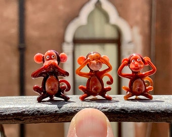 The three wise monkeys, Murano glass miniatures. Figurines, sculptures made in Venice. Mizaru Kikazaru Iwazaru