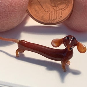 Murano glass wiener dog, Dachshund figurine made in Venice. Small statuettes of animals and of the traditional Venetian crafts