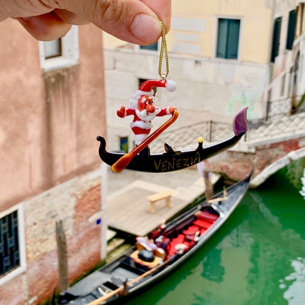 Gondole vénitienne avec Père Noël gondolier, en verre de Murano, Figurine fait en Venise. Petit statuette cadeau miniatures sculptures.