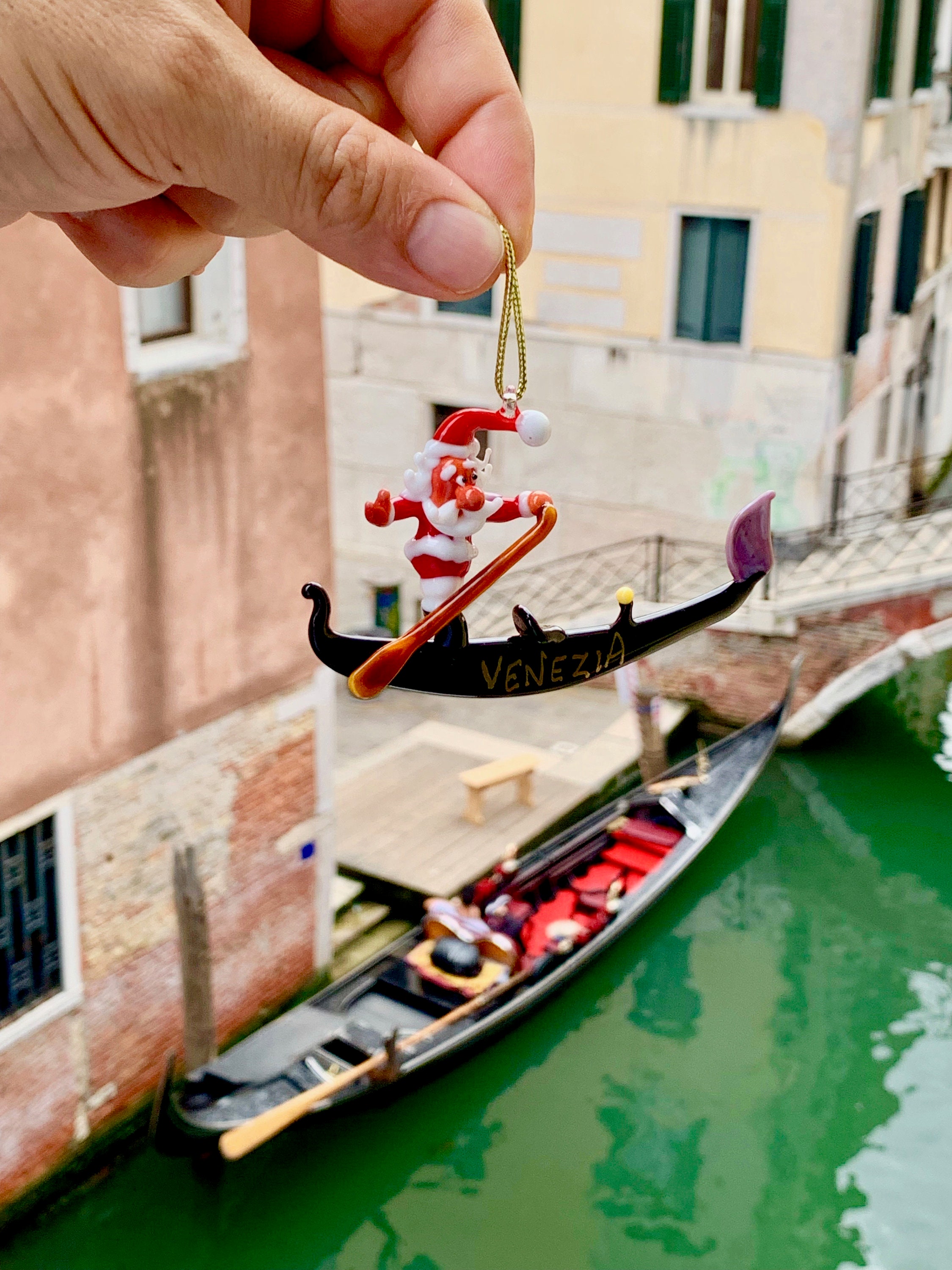 Babbo Natale a Venezia fa il gondoliere, in vetro di Murano fatto 