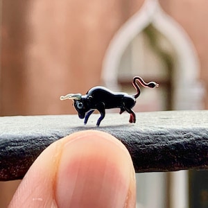 Glass Bull miniature, micro figurine made in Venice with Murano glass. See my other micro animals, statuettes, souvenir Venezia