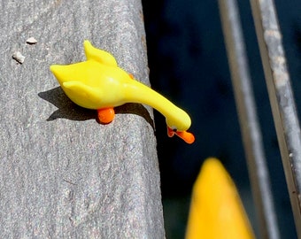 Micro canard ou oie en verre pour mettre en scène une scène dans une vitrine. Aux figurines en verre collectionneurs, miniatures, statuettes, petites sculptures