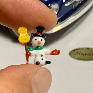 Muy poca estatuilla de muñeco de nieve de vidrio hecha con vidrio de Murano en Venecia. Miniaturas y micro estatuillas de lindos y diminutos animales pequeños en mi tienda