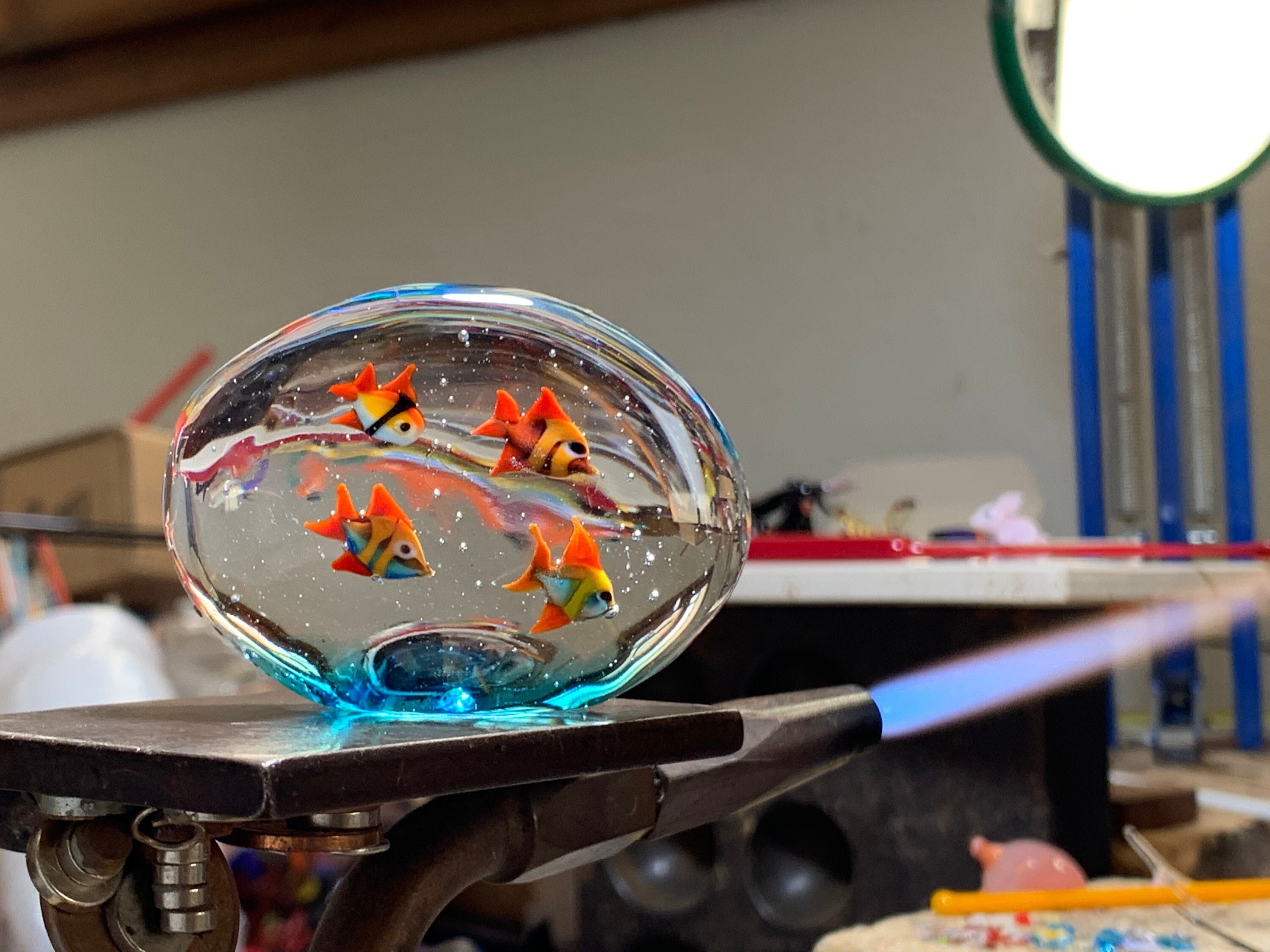 Mini acquario in vetro di Murano, acquario con micro statuine lavorate a lume da Umberto Ragazzi a Venezia
