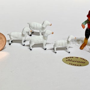 Stado owiec lampwork, miniatury ze szkła Murano wykonane w Wenecji. Do kolekcji lub na scenę Narodzenia. Cena dotyczy trzech owiec