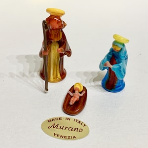 Święta Rodzina, Dzieciątko Jezus, Matka Boska i Święty Józef – miniaturowe figurki ze szkła Murano przedstawiające scenę Narodzenia autorstwa U. Ragazziego.