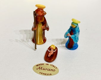 The Holy Family, the Child Jesus, the Virgin Mary, and Saint Joseph, miniatture Murano glass figures of a Nativity set scene by U. Ragazzi.