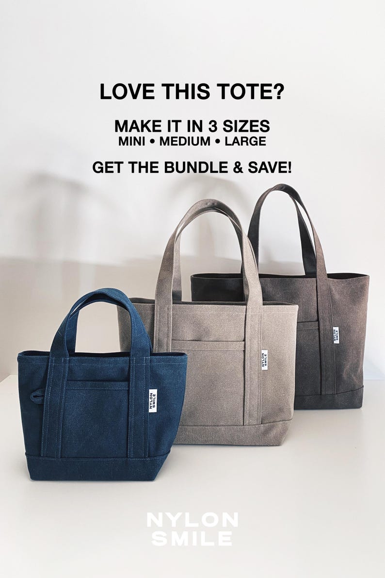 K&ouml;nnte beinhalten: Drei Tragetaschen in den Gr&ouml;&szlig;en Mini, Medium und Large in den Farben Dunkelblau, Hellgrau und Dunkelgrau. Jede Tasche hat zwei Henkel, eine Vordertasche und ein wei&szlig;es Etikett mit der Aufschrift NYLON SMILE. Der Text dar&uuml;ber lautet LOVE THIS TOTE?