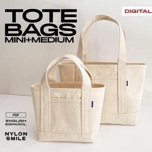 以下が含まれることがあります： ベージュ色のトートバッグ2つ。ミニとミディアムサイズで、持ち手と外ポケット付き。「TOTE BAGS MINI+MEDIUM」と「NYLON SMILE」の文字が書かれています。「DIGITAL」の文字も表示されています。