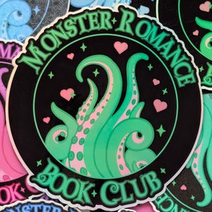 以下が含まれることがあります： 黒い背景に「Monster Romance Book Club」の文字が入った丸いステッカーのコレクション。ステッカーには、ピンク、青、緑の色合いの様式化された触手と、小さなハートと星が描かれています。