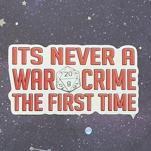 K&ouml;nnte beinhalten: Ein wei&szlig;er Aufkleber mit rotem Text, der "It's never a war crime the first time." lautet. Ein schwarz-wei&szlig;es 20-seitiges W&uuml;rfel befindet sich mittig im Text.