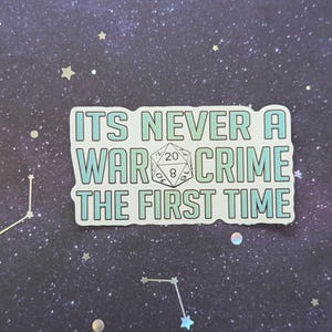 K&ouml;nnte beinhalten: Ein wei&szlig;er Aufkleber mit einem gr&uuml;n-blauen Farbverlauf. Der Aufkleber zeigt einen 20-seitigen W&uuml;rfel und den Text "ITS NEVER A WAR CRIME THE FIRST TIME".