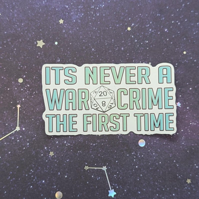 K&ouml;nnte beinhalten: Ein wei&szlig;er Aufkleber mit einem gr&uuml;n-blauen Farbverlauf. Der Aufkleber zeigt einen 20-seitigen W&uuml;rfel und den Text "ITS NEVER A WAR CRIME THE FIRST TIME".