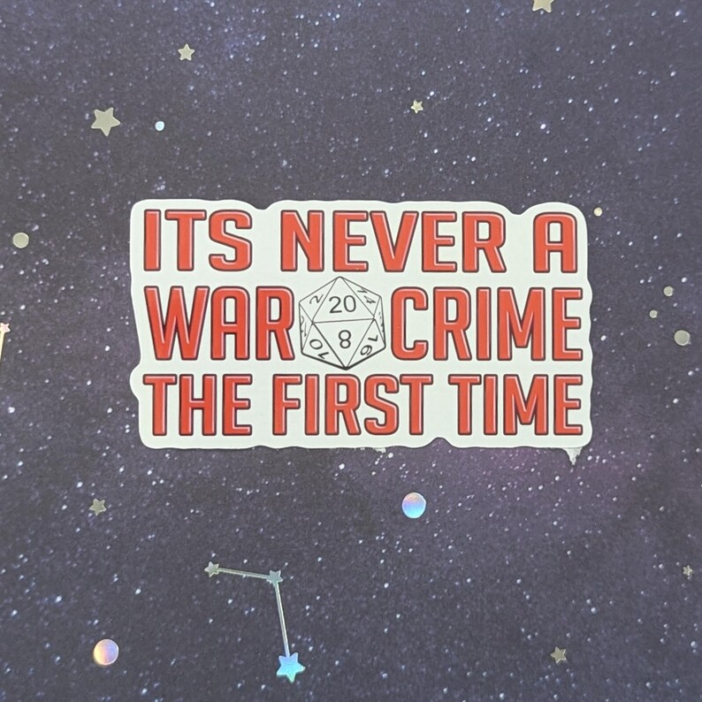 K&ouml;nnte beinhalten: Ein wei&szlig;er Aufkleber mit rotem Text, der "It's never a war crime the first time." lautet. Ein schwarz-wei&szlig;es 20-seitiges W&uuml;rfel befindet sich mittig im Text.