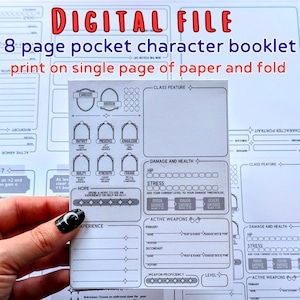 Op de afbeelding: Een wit personageboekje met een gedetailleerde lay-out voor rollenspellen. Het boekje bevat secties voor bepantsering, vaardigheden en gezondheid, met bovenaan de tekst "DIGITAL FILE". Het boekje is ontworpen om op één pagina te worden afgedrukt en gevouwen.