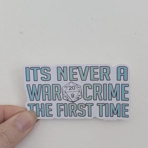K&ouml;nnte beinhalten: Ein blauer und gr&uuml;ner Aufkleber mit wei&szlig;em Hintergrund. Der Aufkleber zeigt einen 20-seitigen W&uuml;rfel und den Text "ITS NEVER A WAR CRIME THE FIRST TIME".