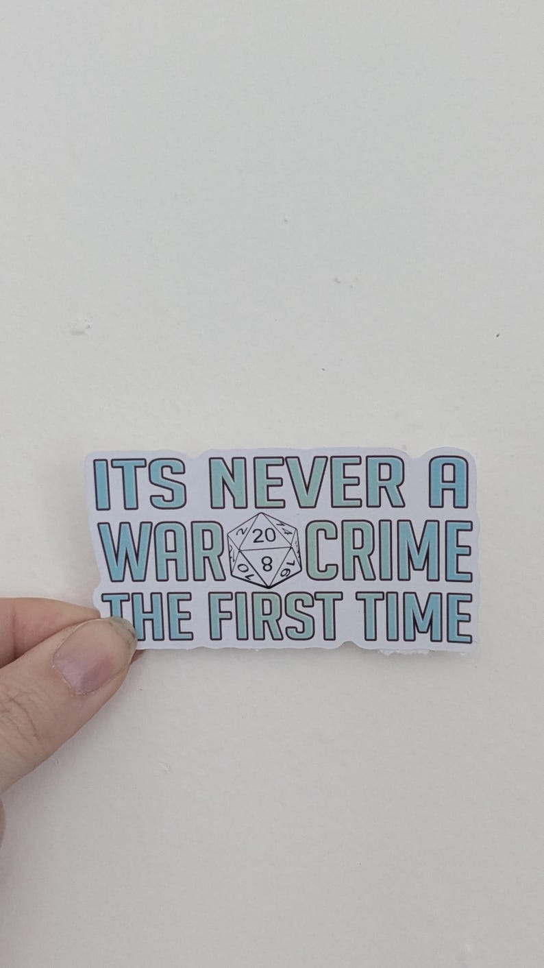 K&ouml;nnte beinhalten: Ein blauer und gr&uuml;ner Aufkleber mit wei&szlig;em Hintergrund. Der Aufkleber zeigt einen 20-seitigen W&uuml;rfel und den Text "ITS NEVER A WAR CRIME THE FIRST TIME".